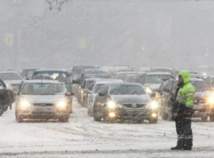Мартовский снегопад вновь создал проблемы на дорогах
