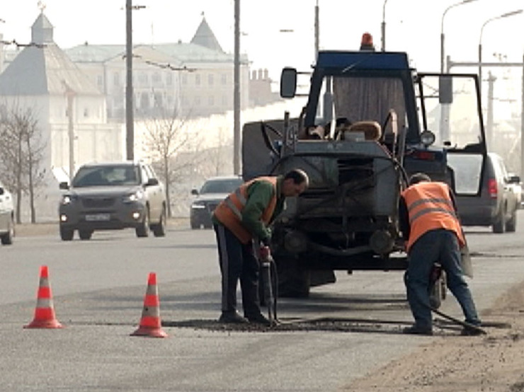 За сутки в Казани отремонтировали более 1512 кв.метров дорог