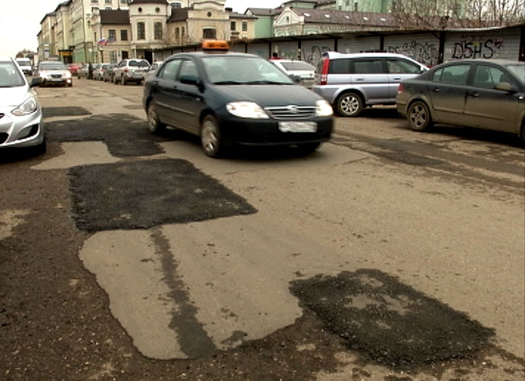 За сутки в Казани отремонтировали более 1840 кв.метров дорог