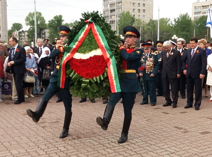 В парке Победы возложили цветы к Вечному огню