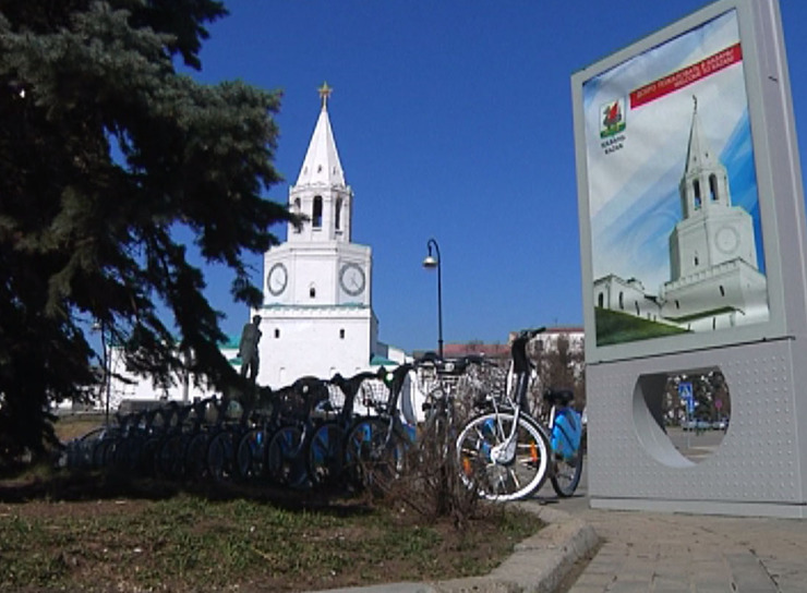Ilsur Metshin tests first bicycle lane in Kazan