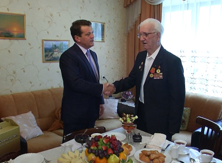 Ilsur Metshin greets war veteran on upcoming holiday