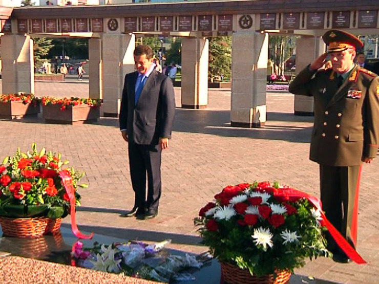 Ilsur Metshin and Valery Gerasimov laid flowers at the Eternal Flame in Victory Park
