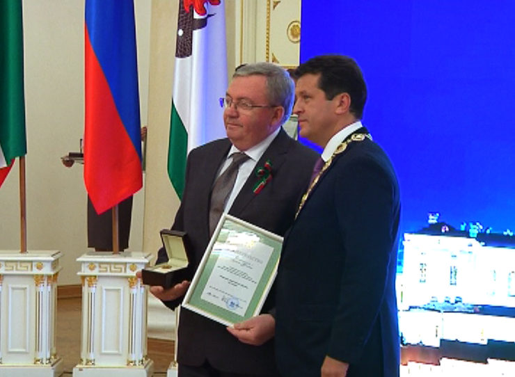 I. Metshin presented awards to outstanding citizens at the Day of the City