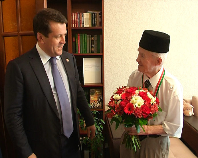 I. Metshin congratulated veteran Salih Mubarakov with 100th anniversary
