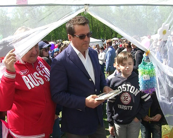 I. Metshin visited a school charity fair in Gorky Park