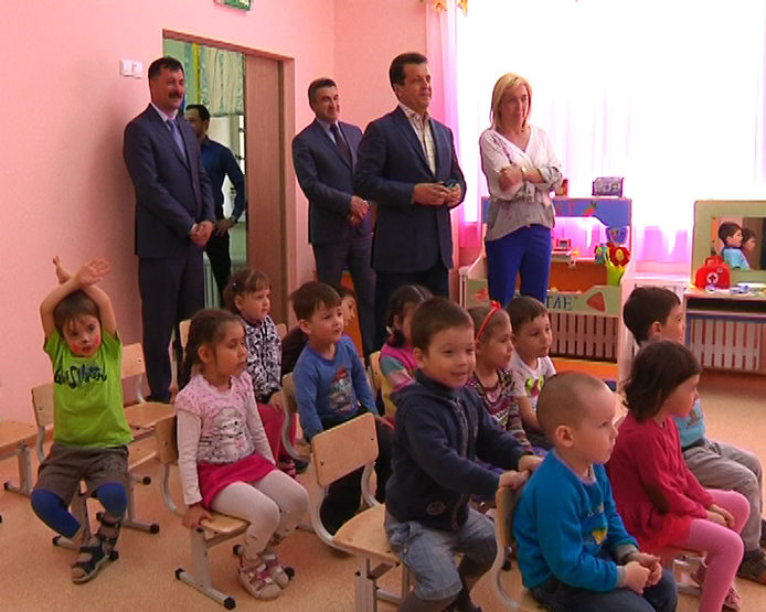 Ilsur Metshin invited to a party at a kindergarten "Harlequin"