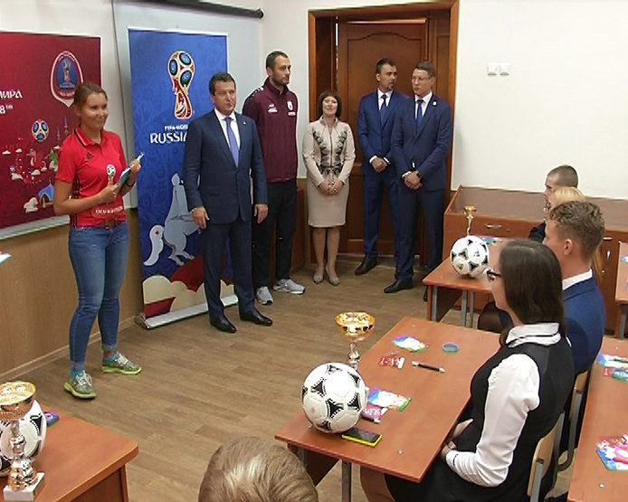 Ilsur Metshin visited the football lesson at the gymnasium №75