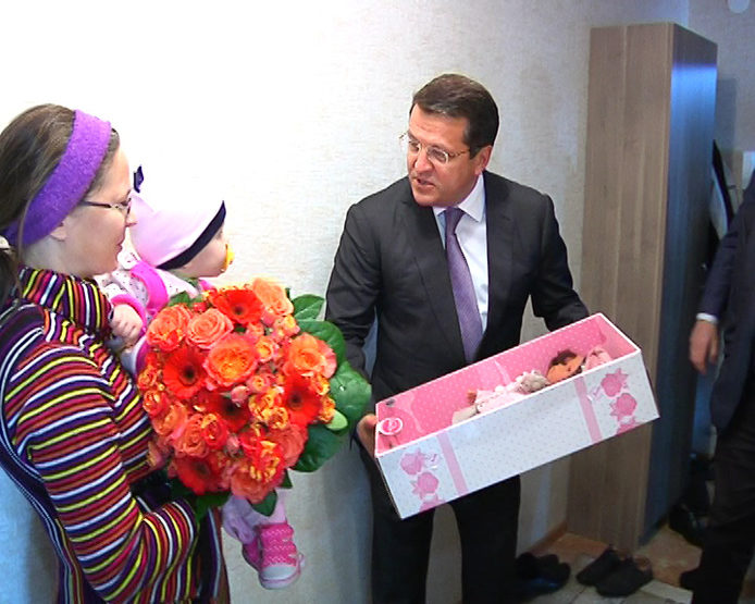 The Mayor of Kazan Ilsur Metshin congratulated Anna Fedorova’s and Valentin Cherkunov’s family on a new apartment