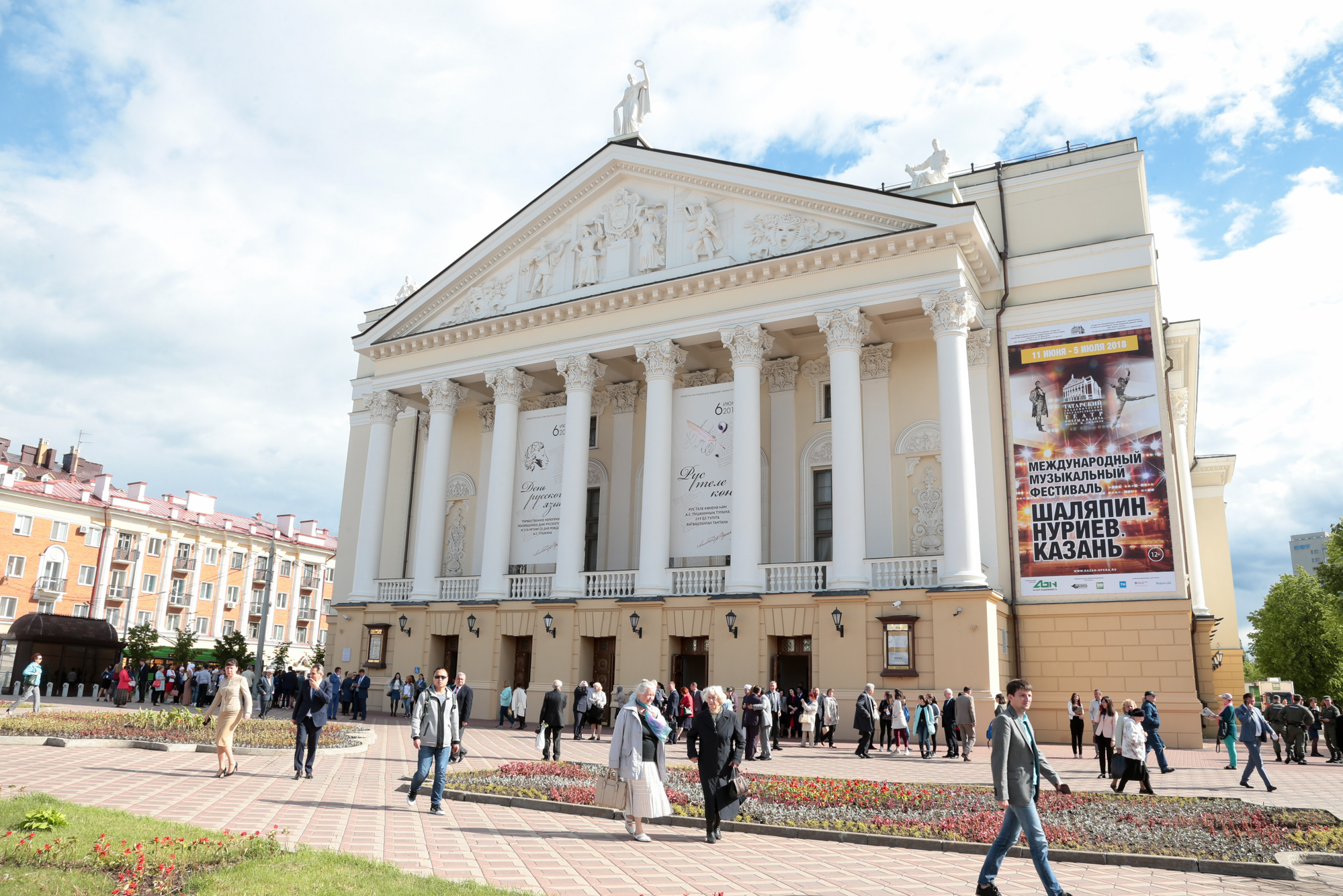 Театр шаляпина где. Театр имени Мусы Джалиля. Театр Шаляпина Казань. Театр оперы и балета Казань Шаляпинский фестиваль. Театр Мусы Джалиля Казань фестиваль Шаляпина.