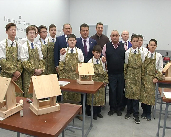 The Mayor of Kazan assessed the updated technology room of the Tatar school №15