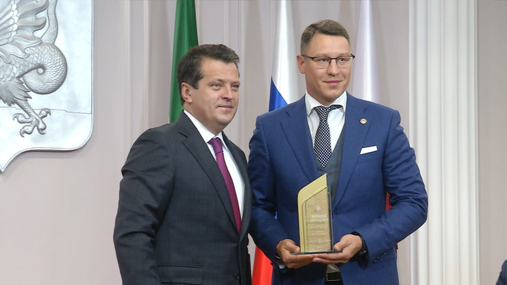 I.Metshin awarded Sergey Mironov as the best employee in the field of municipal administration of Kazan