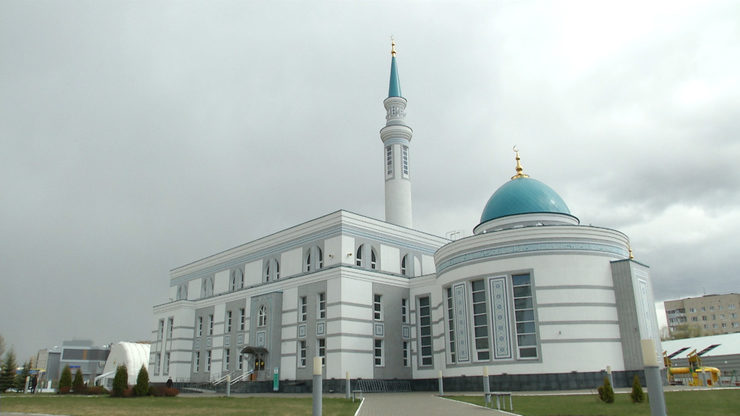 On the first day of the holy month of Ramadan, the Yardam mosque arranges iftar for 2 thousand people in need