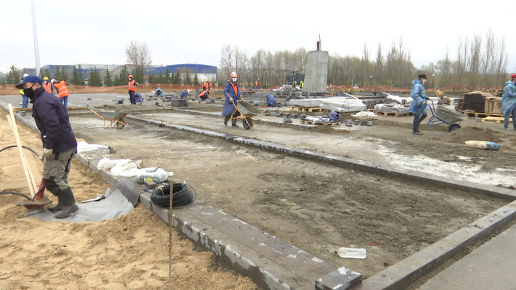 A monument to the Soviet soldier is being installed at Victory Park