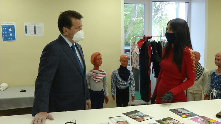 I.Metshin visits a tailor shop for children with disabilities