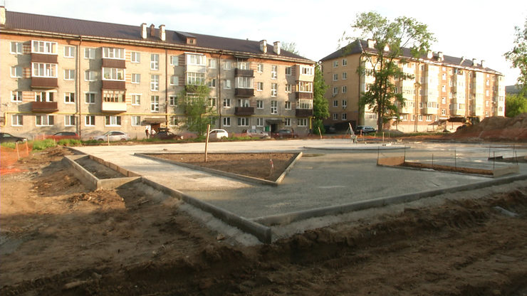 I.Metshin gets acquainted with the progress of improvement of the square on Avangardnaya str.