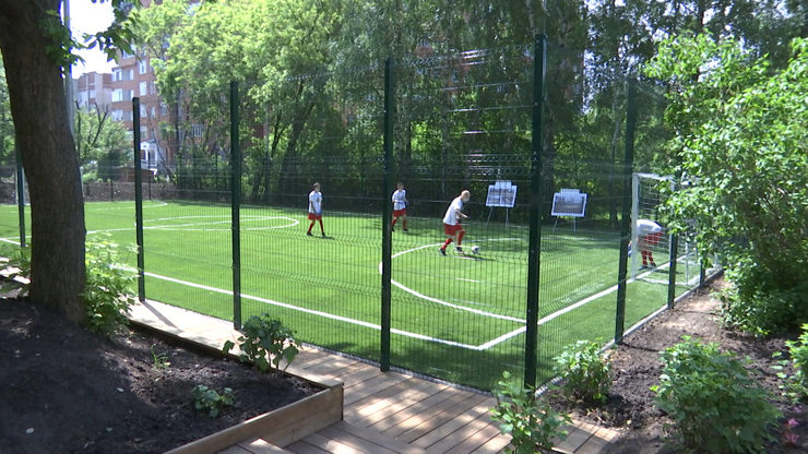 I.Metshin inspected the new football pitch at Kazan boarding school № 4