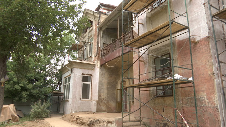 I.Metshin gets acquainted with the progress of restoration of Mufke's House