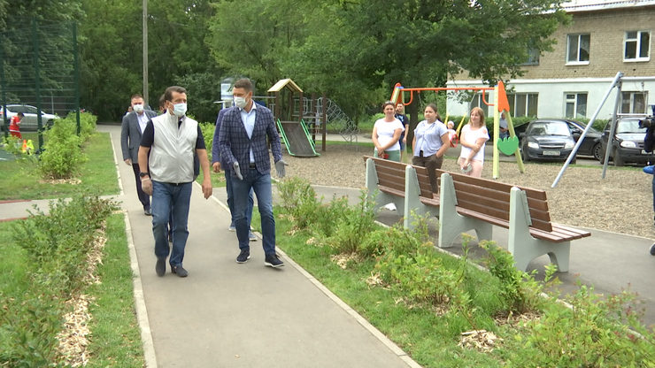 Ilsur Metshin inspected the landscaped yard on Khimikov street 13,15 and 17