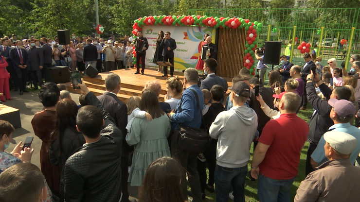 R. Minnikhanov, M. Khusnullin and I. Metshin visited the celebration at the yard on Yamashev Ave.