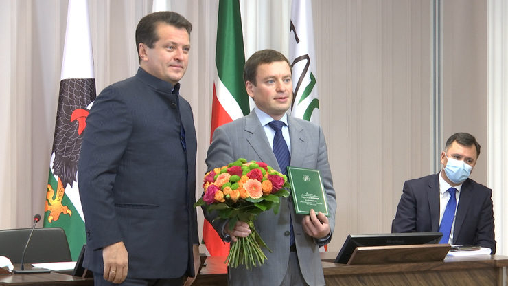 Ilsur Metshin conferred a decoration "For a Meritorious Service to Kazan" on Rifat Khannanov