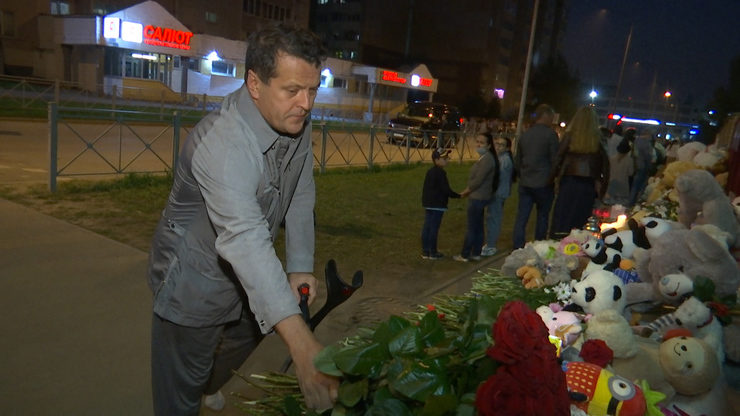 I. Metshin laid flowers at the memorial at school No. 175 in Kazan