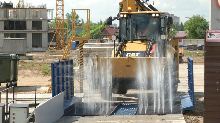 Ilsur Metshin got acquainted with the work of the first sustainable automatic wheel washing system in Kazan at a construction site