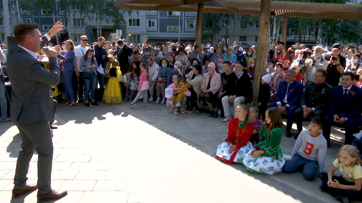 Rustam Minnikhanov and Ilsur Metshin visit the yard festival on Chuikova Street