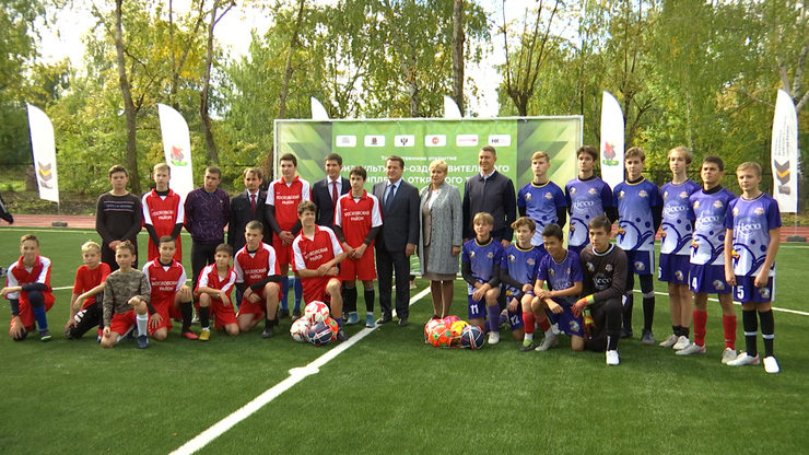 I. Metshin congratulates the students of school No.130 on the opening of an outdoor sports and recreation venue