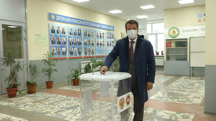 The Mayor of Kazan with his wife voted in the elections of deputies of the State Duma of the Russian Federation of the eighth convocation