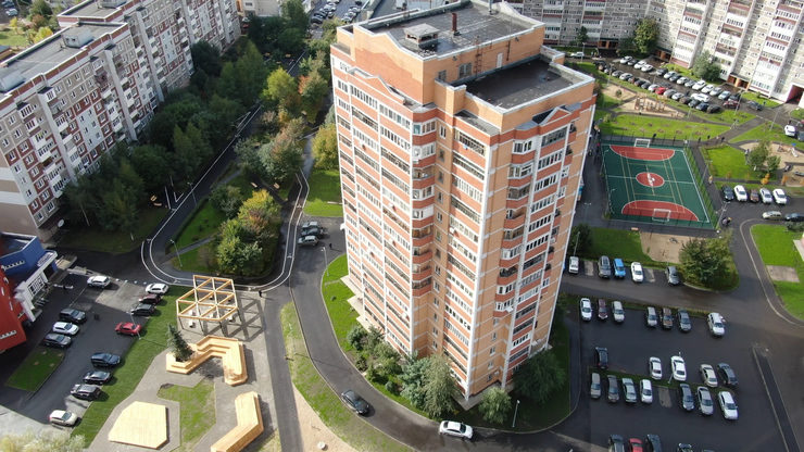 The Mayor of Kazan visits the improved yard and the Zvezdny Square