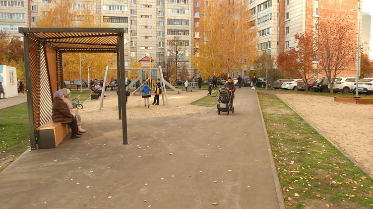 I.Metshin inspects the improvement of the yard on Lomzhinskaya Street