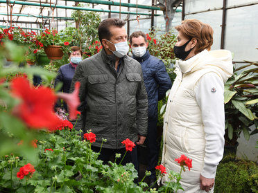 Ilsur Metshin visits the greenhouses of the Gorvodzelenkhoz, where seedlings are being grown since the beginning of the year