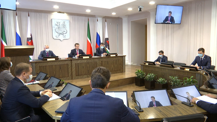 Ilsur Metshin introduces the new heads of the Kazan Municipal Archive and Personnel Policy Department