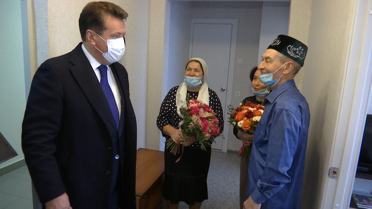 Ilsur Metshin visits the Galimzyanov family, who moved from dilapidated housing to Salavat Kupere district