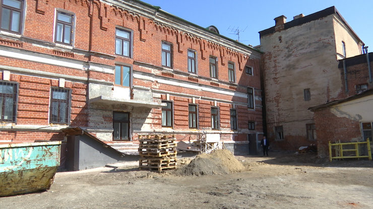 The Mayor of Kazan inspects the progress of renovation at the music school No.1