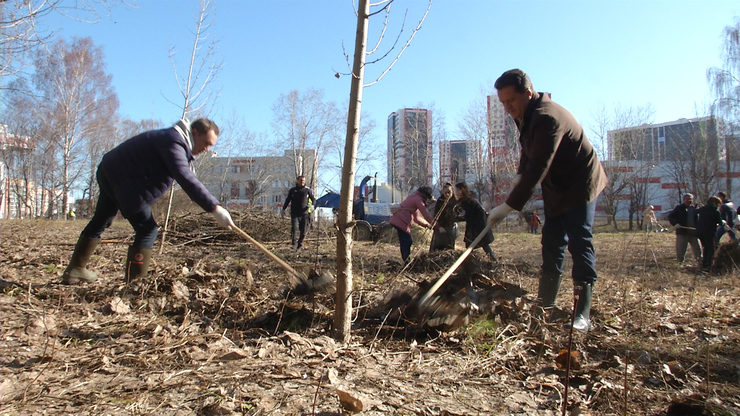 Ilsur Metshin cleans up the green area along Tankovaya Street