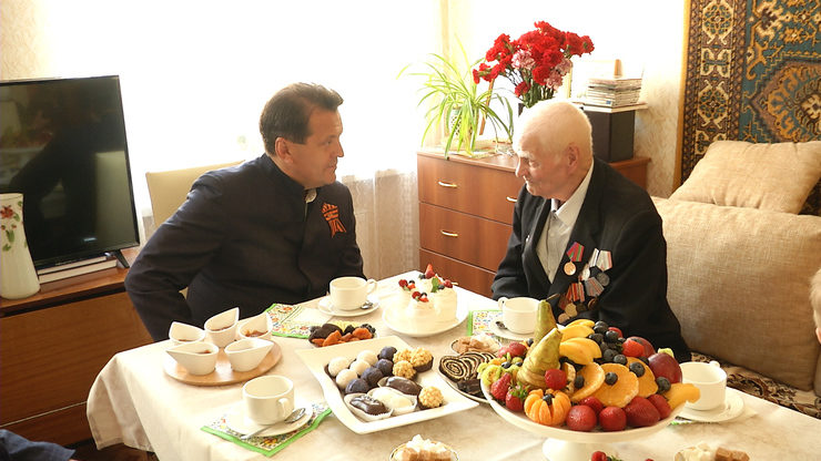 I.Metshin congratulates war veteran Pyotr Kilganov on Victory Day