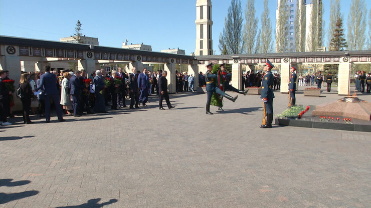 The ceremony of laying flowers to the Eternal Flame takes place in Victory Park, 09.05.2022