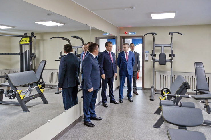 Ilsur Metshin takes part in the opening of the Fakel sports complex after the renovation