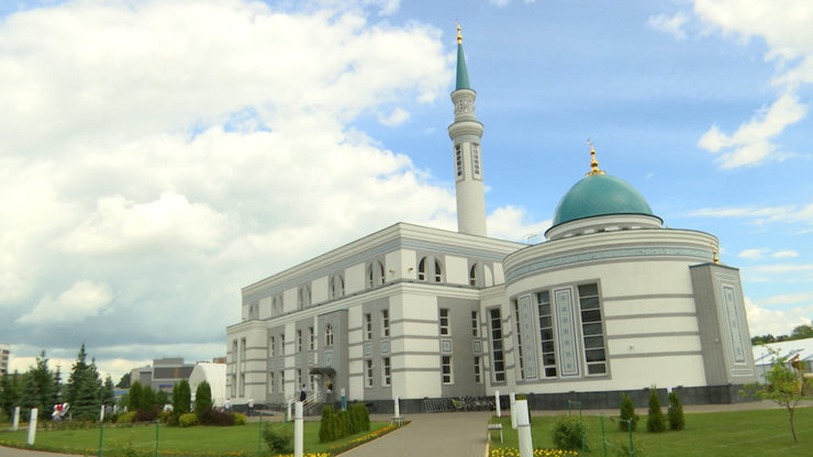 I.Metshin and the delegation of Chechen Republic visit the Yardem Mosque and embankment of the Kaban Lake