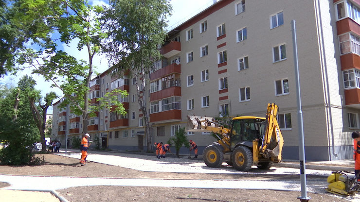 Мэр Казани проконтролировал ход ремонтных работ в одном из дворов по ул.Ленинградской