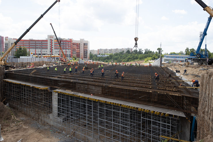 The construction of an interchange and pedestrian underpasses on the first section of the Voznesensky tract is being completed