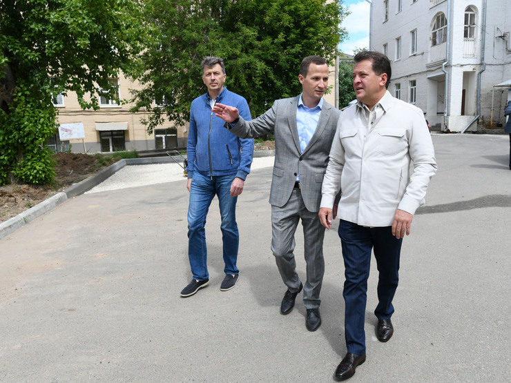 Ilsur Metshin inspects the renovation of yards on Ershov St., Alekseev St. and Sechenov St.