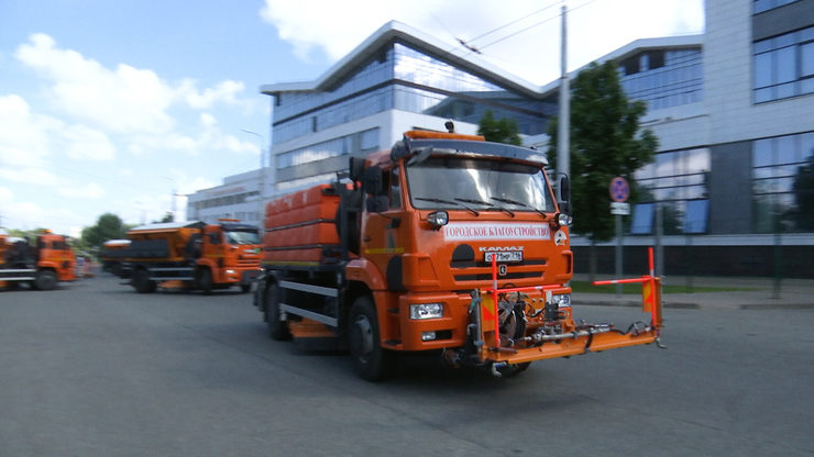 В Казань поступило 53 единицы спецтехники для уборки городских дорог