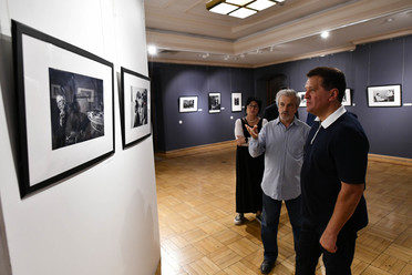 Ilsur Metshin visits the photo exhibition of Farit Gubayev at the Khazine gallery
