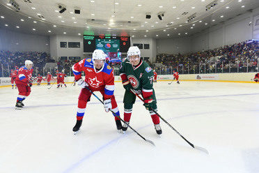 Ilsur Metshin scores a goal and assistes to Zaripov at the Golden Puck gala match