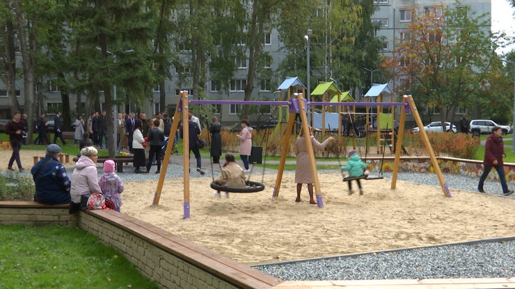 Мэр Kazan Digital Week катнашучылары белән Батыршин урамындагы «Безнең ишегалды» программасы буенча яңартылган йортлар территориясендә булды