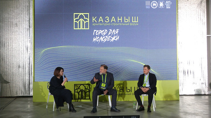 Ilsur Metshin takes part in a discussion on the evolution of the school space at the Kazanysh Forum