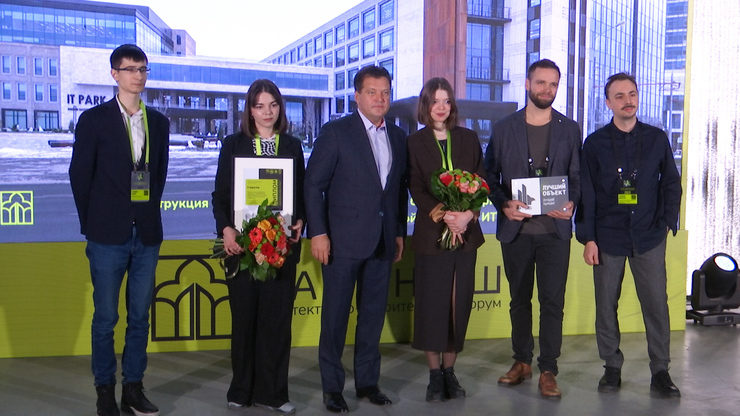 Ilsur Metshin awards the winners of the competition for the best site of Kazan